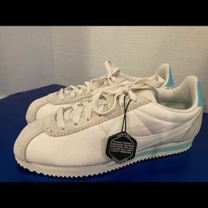 Nike NWT women’s classic Cortez white canvas 8.5